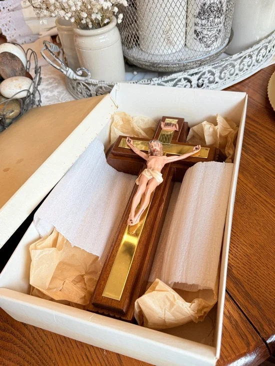 Vintage Last Rights Crucifix Sacrament Set From the 1960’s - Picture 10 of 17